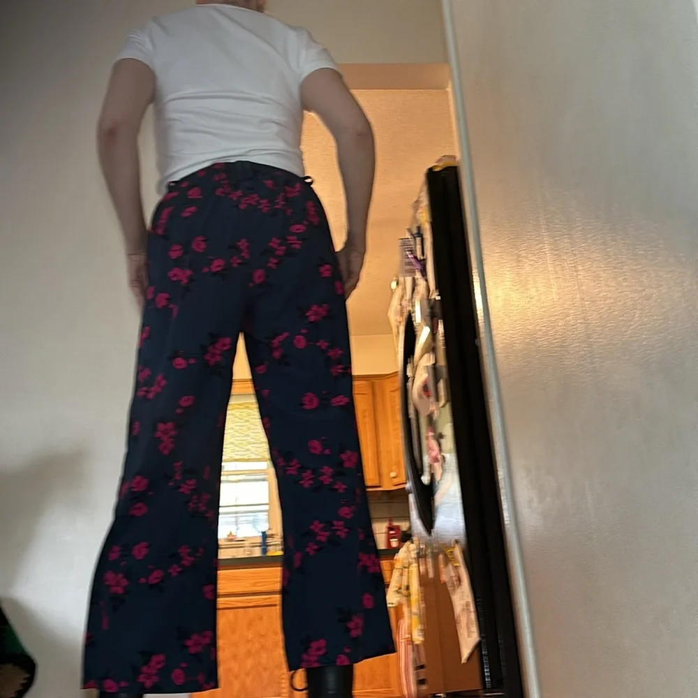 NWOT Torrid Floral Crepe Wide Leg Pant, size 00, m/l 10 - Picture 2 of 5